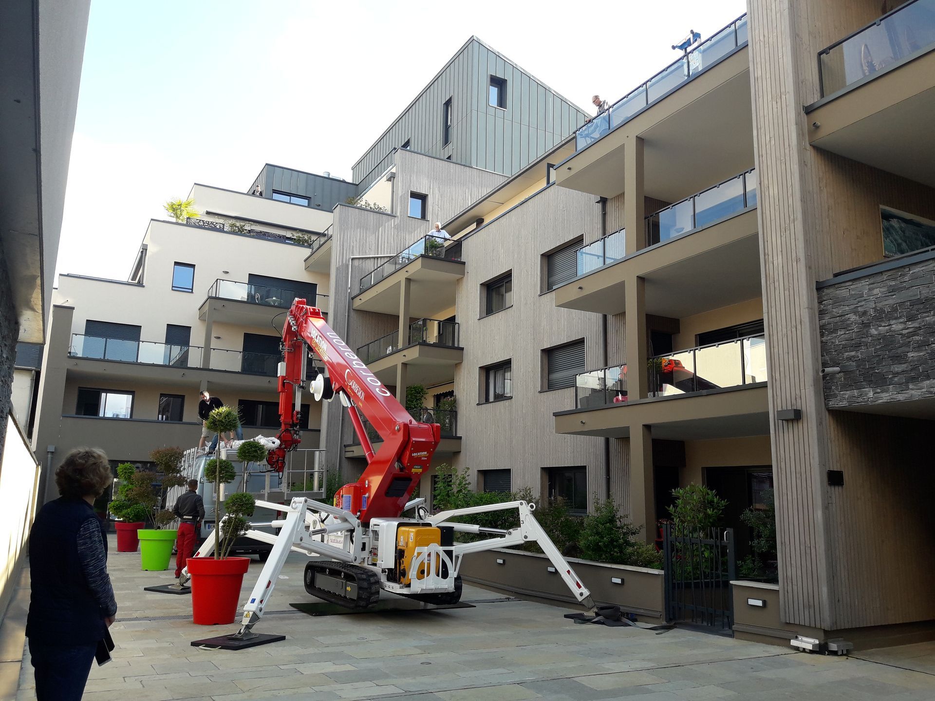 Nacelle araignée sur une route devant un immeuble