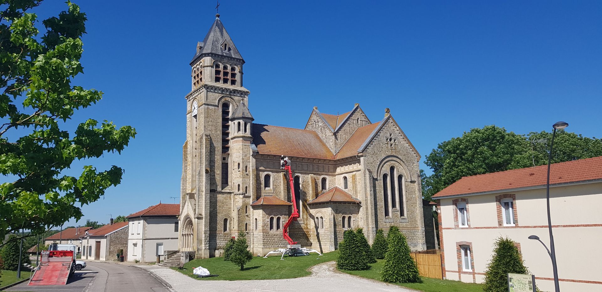 Nacelle araignée déployée devant une église