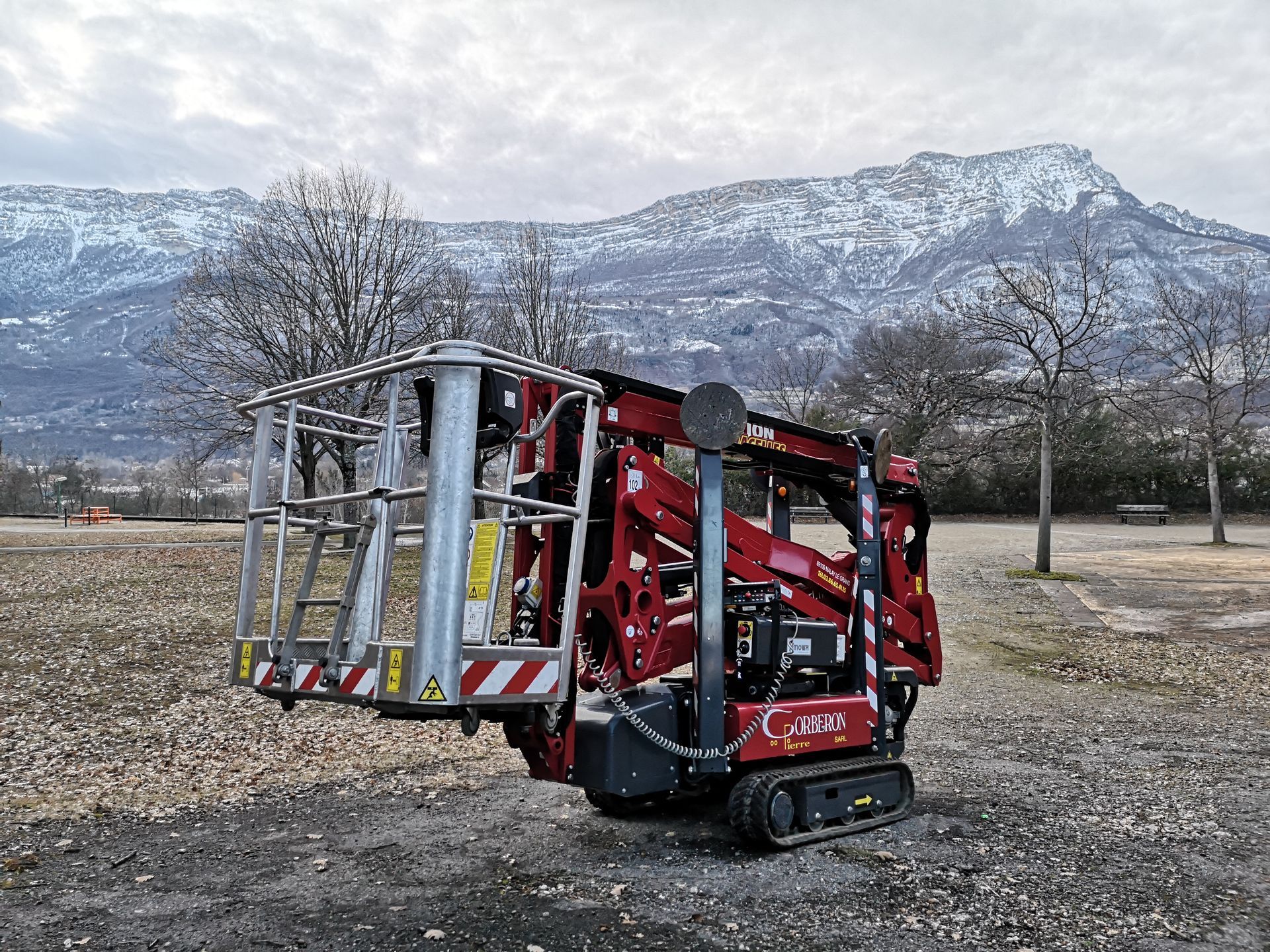 Nacelle-araignée non déployée dans un paysage montagneux
