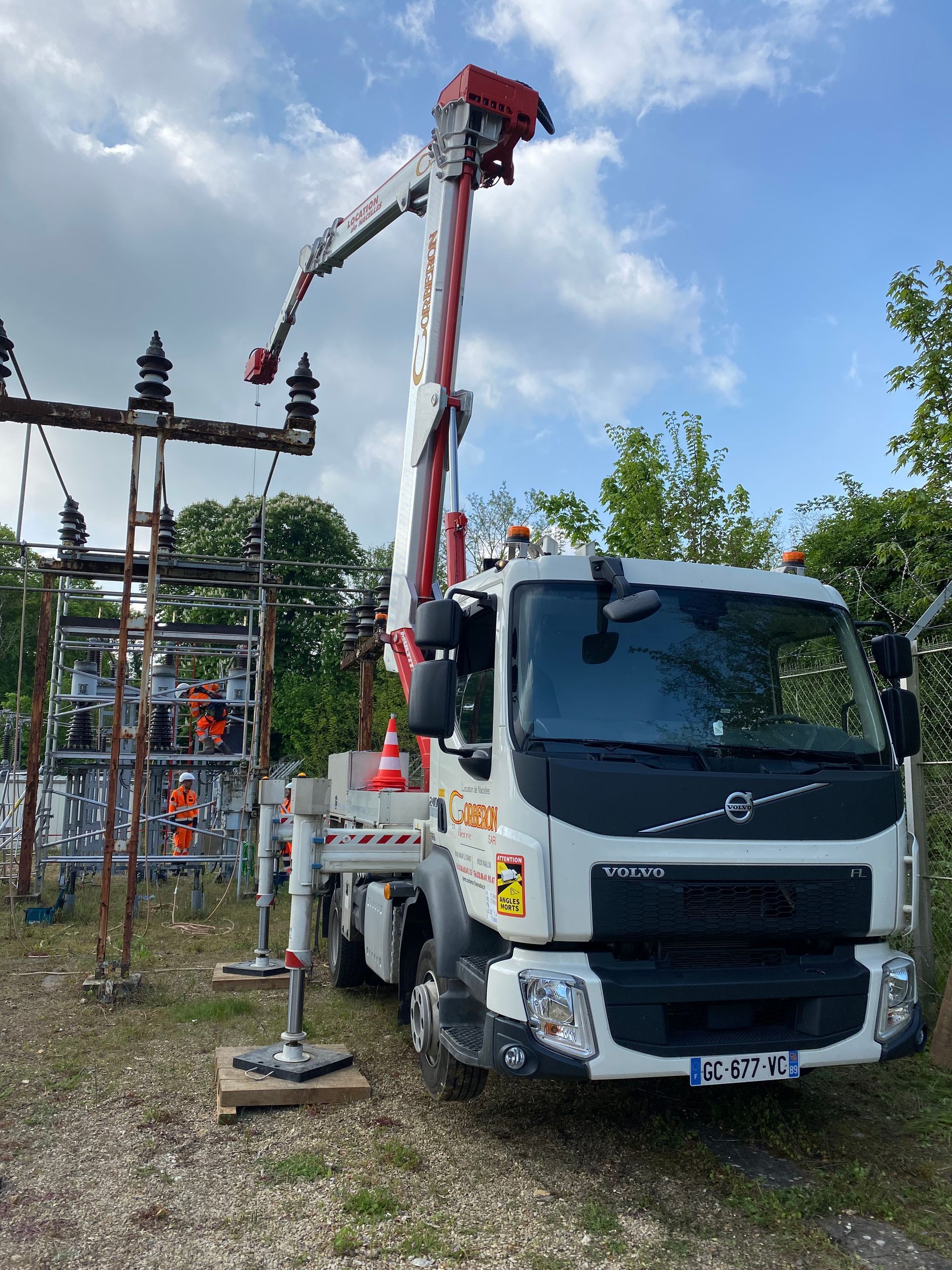 Camion poids lourd avec une grue chargée