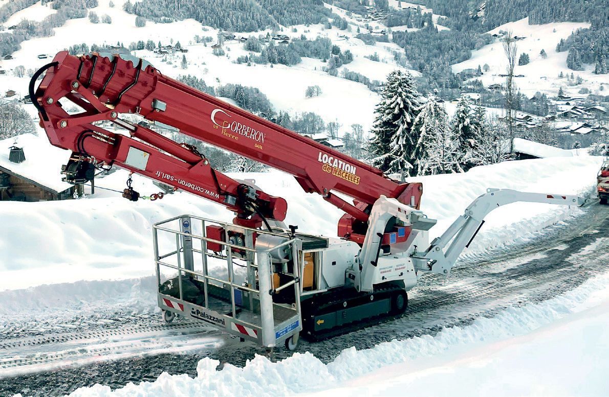 Nacelle araignée sur une route enneigée
