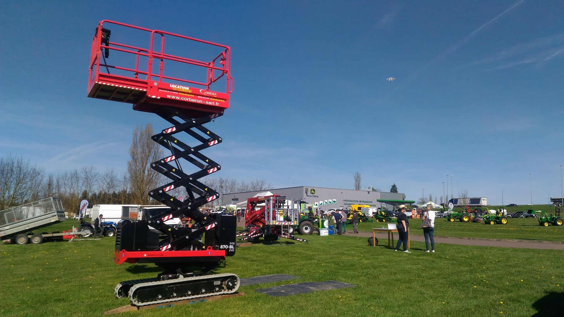 Plateforme-ciseaux sur chenilles