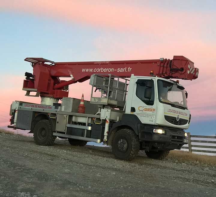 Camion poids lourd devant un coucher de soleil