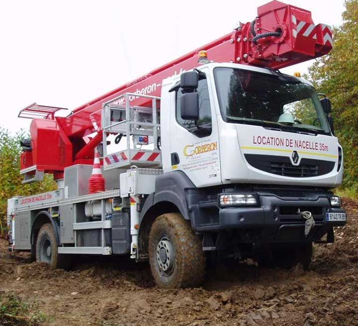 Camion poids lourd avec une grue chargée