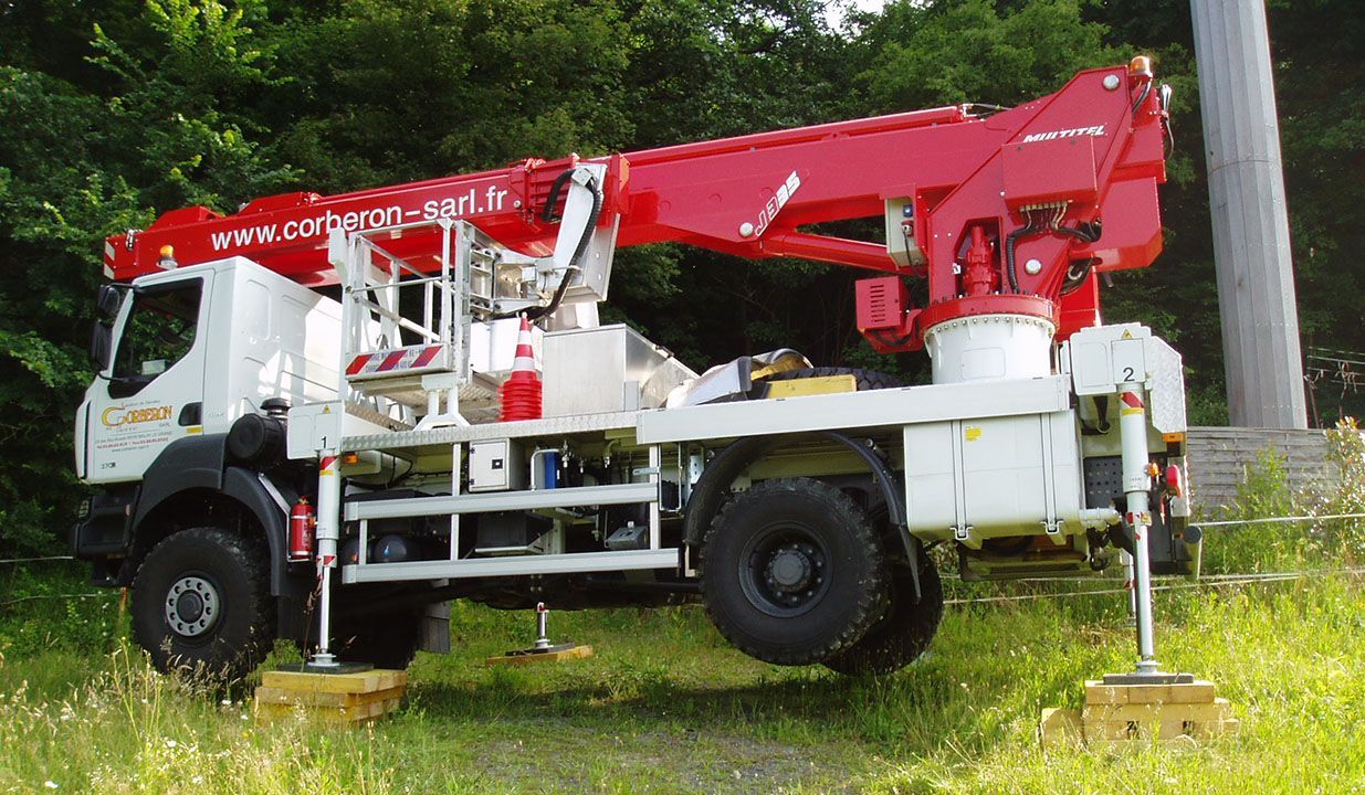 Camion poids lourd avec une nacelle sur vérins
