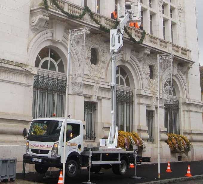 Camion blanc léger avec une nacelle déployée