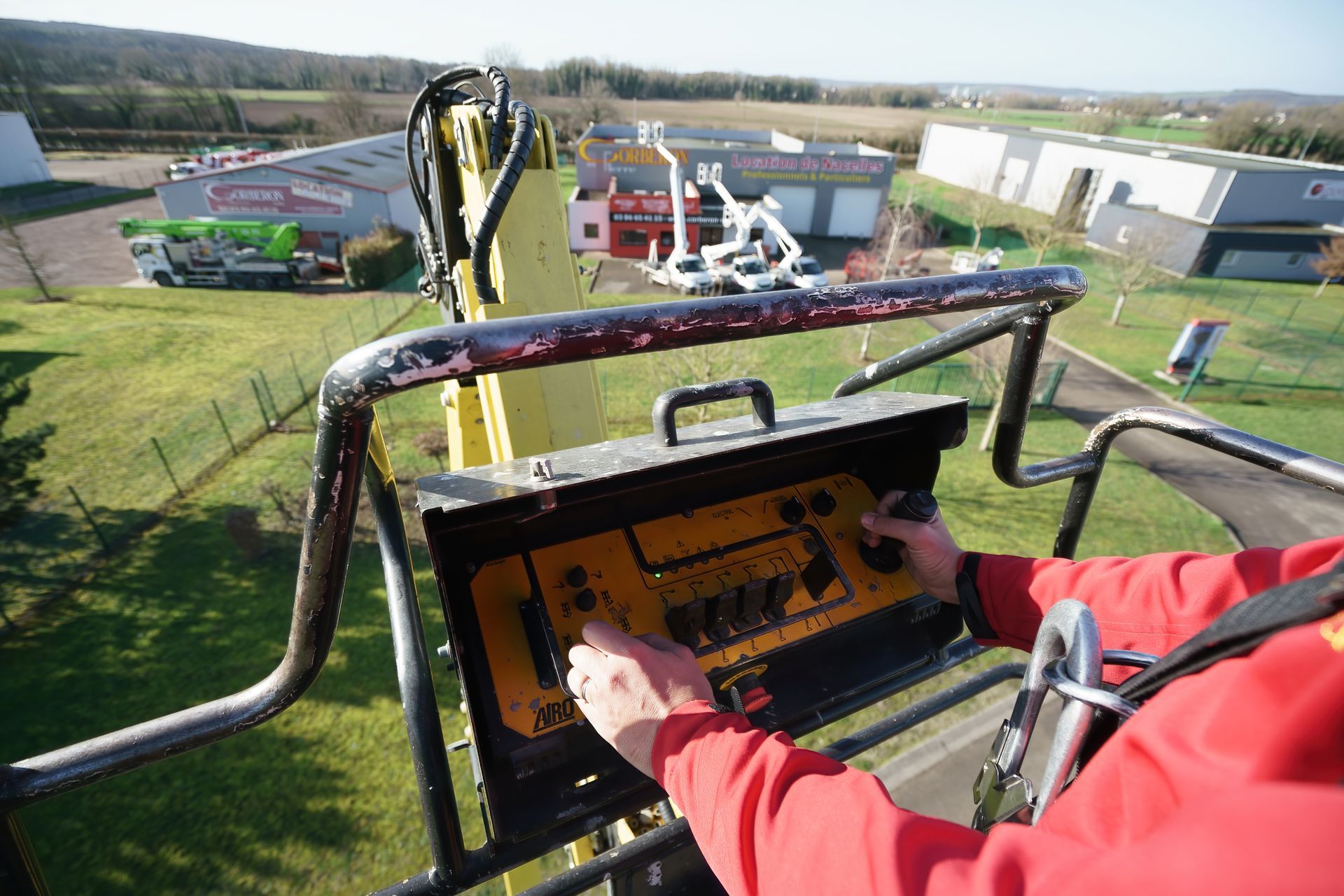 Opérateur dans une nacelle déployée