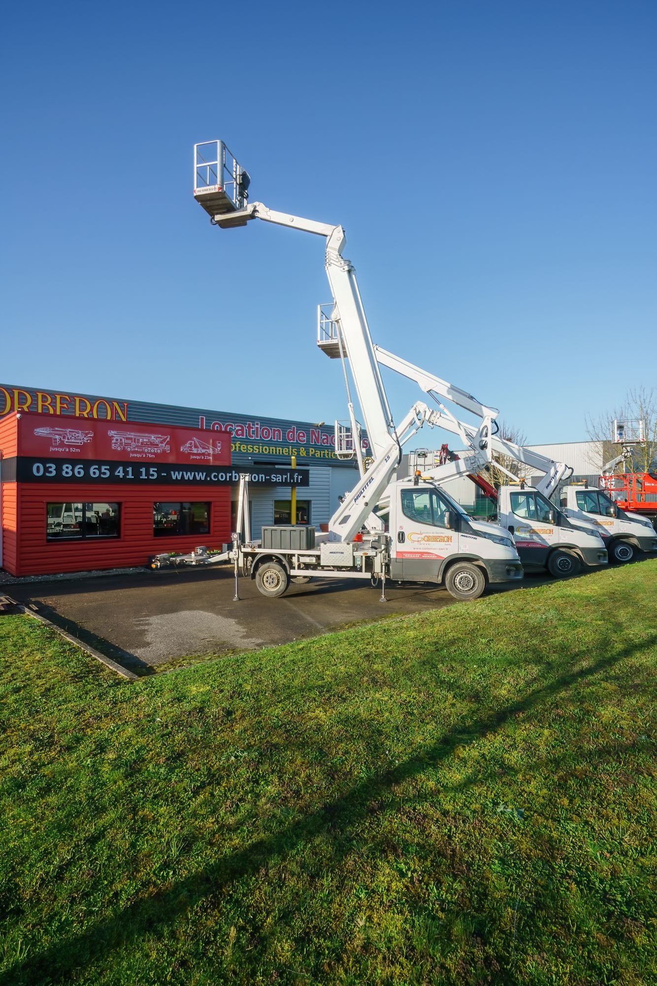 Nacelles déployées sur véhicules légers devant les locaux de Corberon Pierre