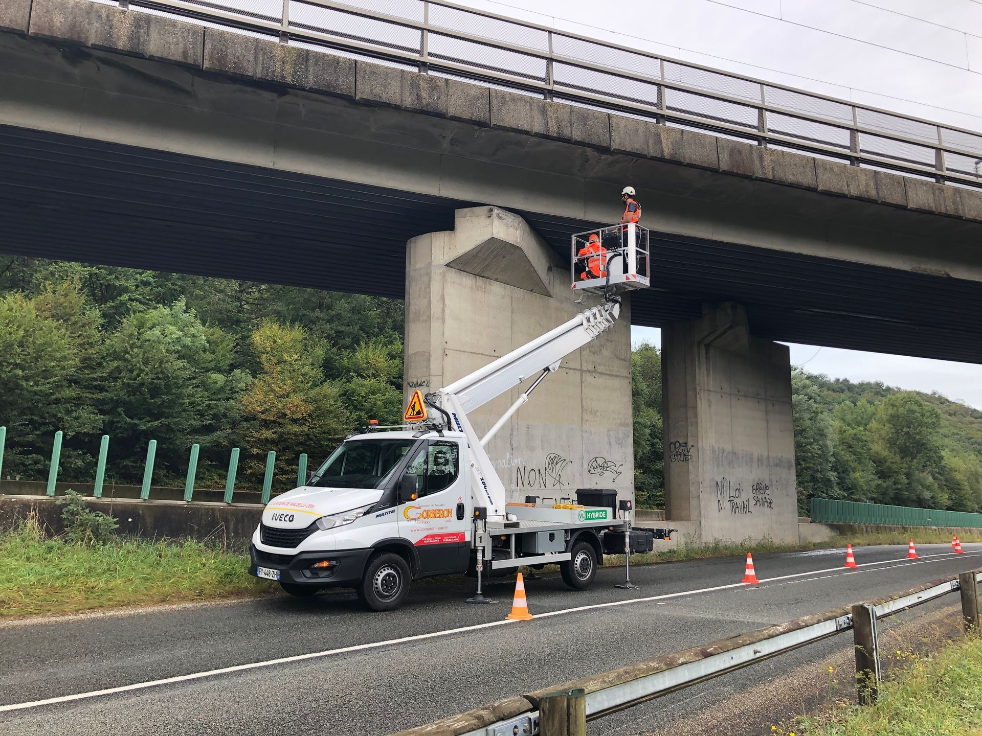 Camion blanc léger avec une nacelle déployée