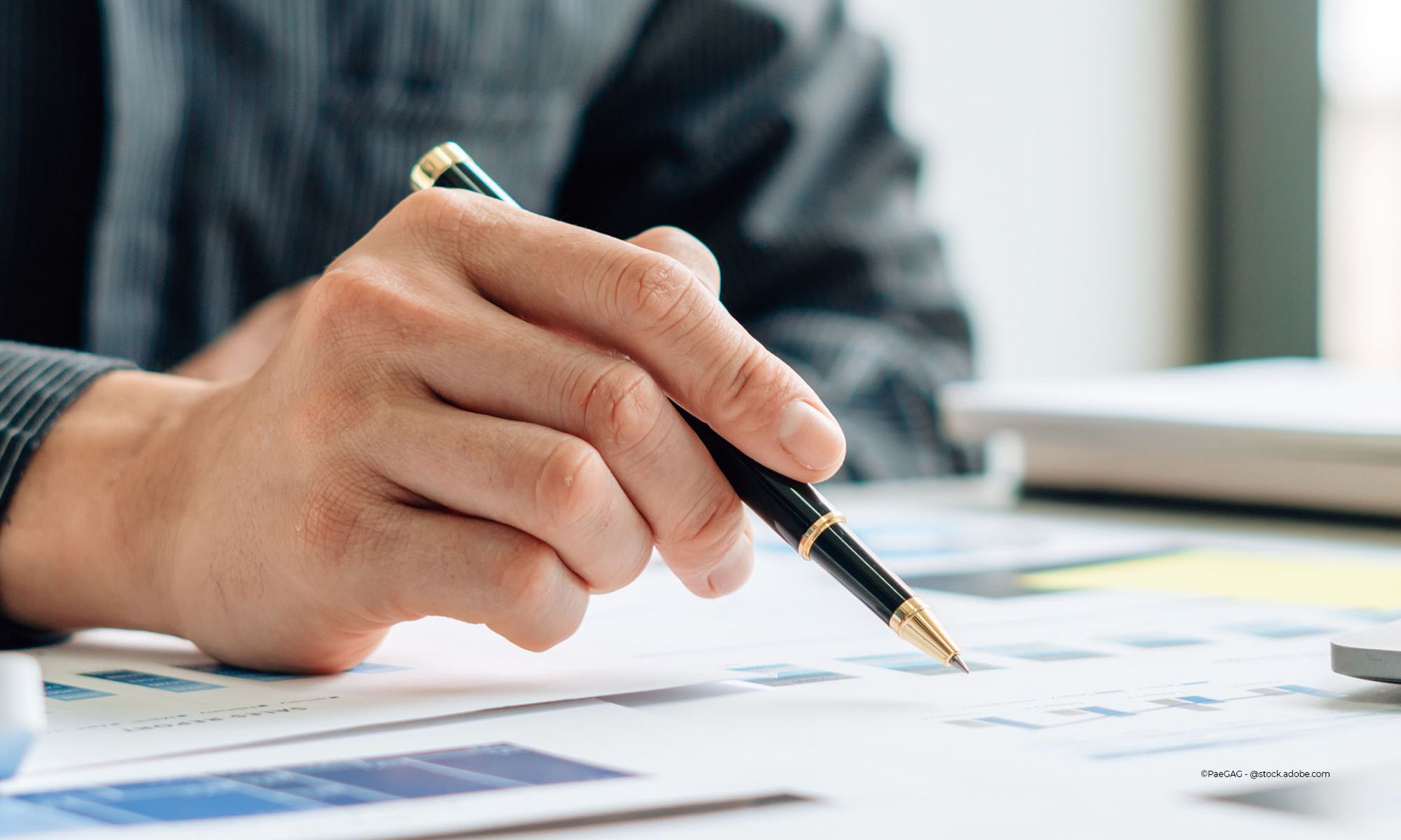 Mitarbeiter von Wagenblast Wolfgang prüft Dokumente mit dem Kugelschreiber in der Hand