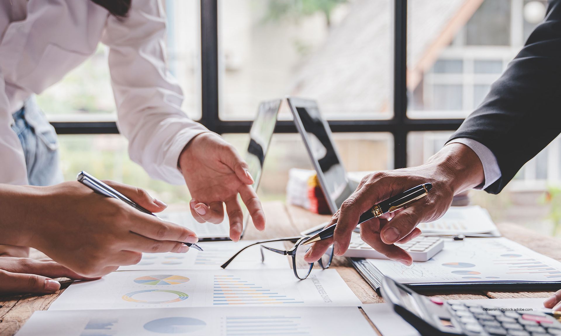 Zwei Mitarbeiter von Wagenblast Wolfgang bei einer Besprechung