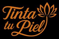 Logotipo de "Tinta tu Piel", con texto estilizado en color naranja y una flor de loto sobre fondo negro.