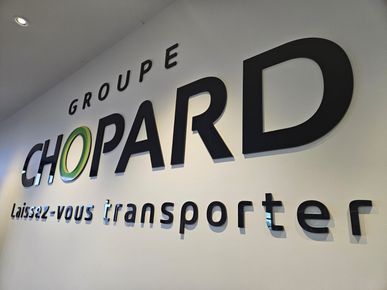 Enseigne en lettres découpées