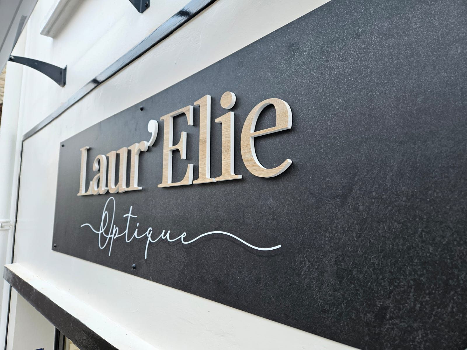 Signalétique extérieure enseigne de magasin en lettres découpées