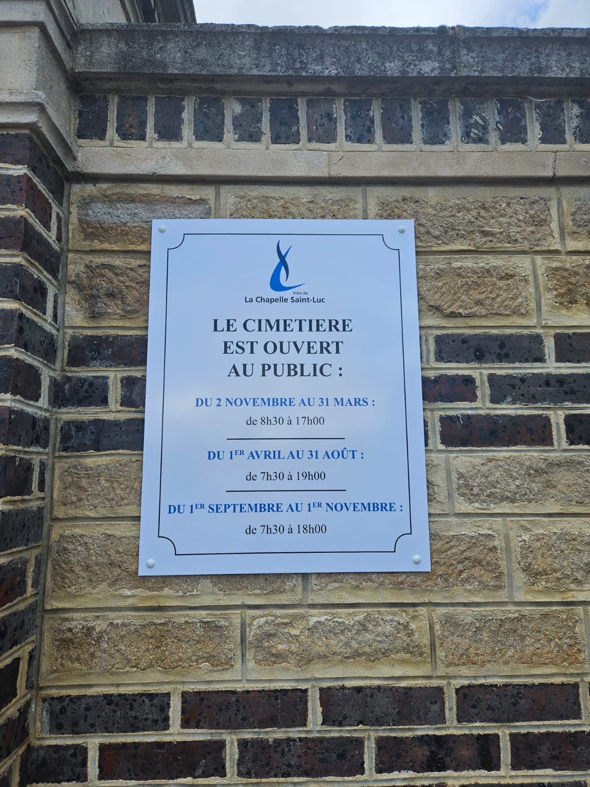 Panneau d'informations extérieur