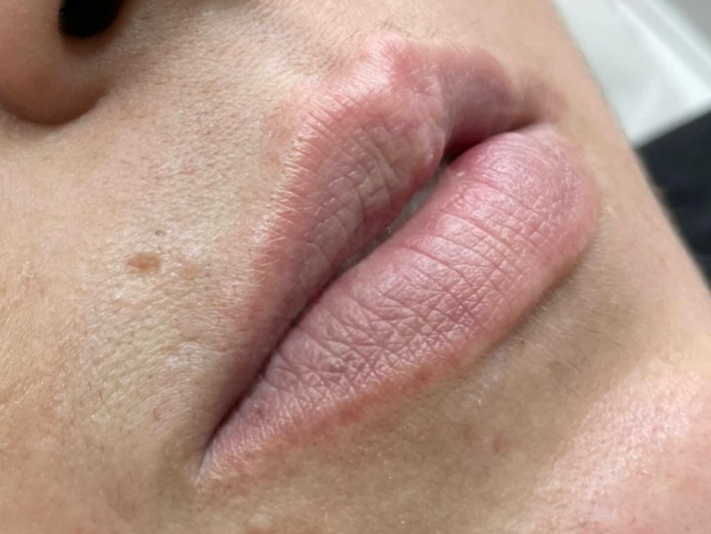 Un primer plano de los labios de una mujer con lápiz labial en ellos.