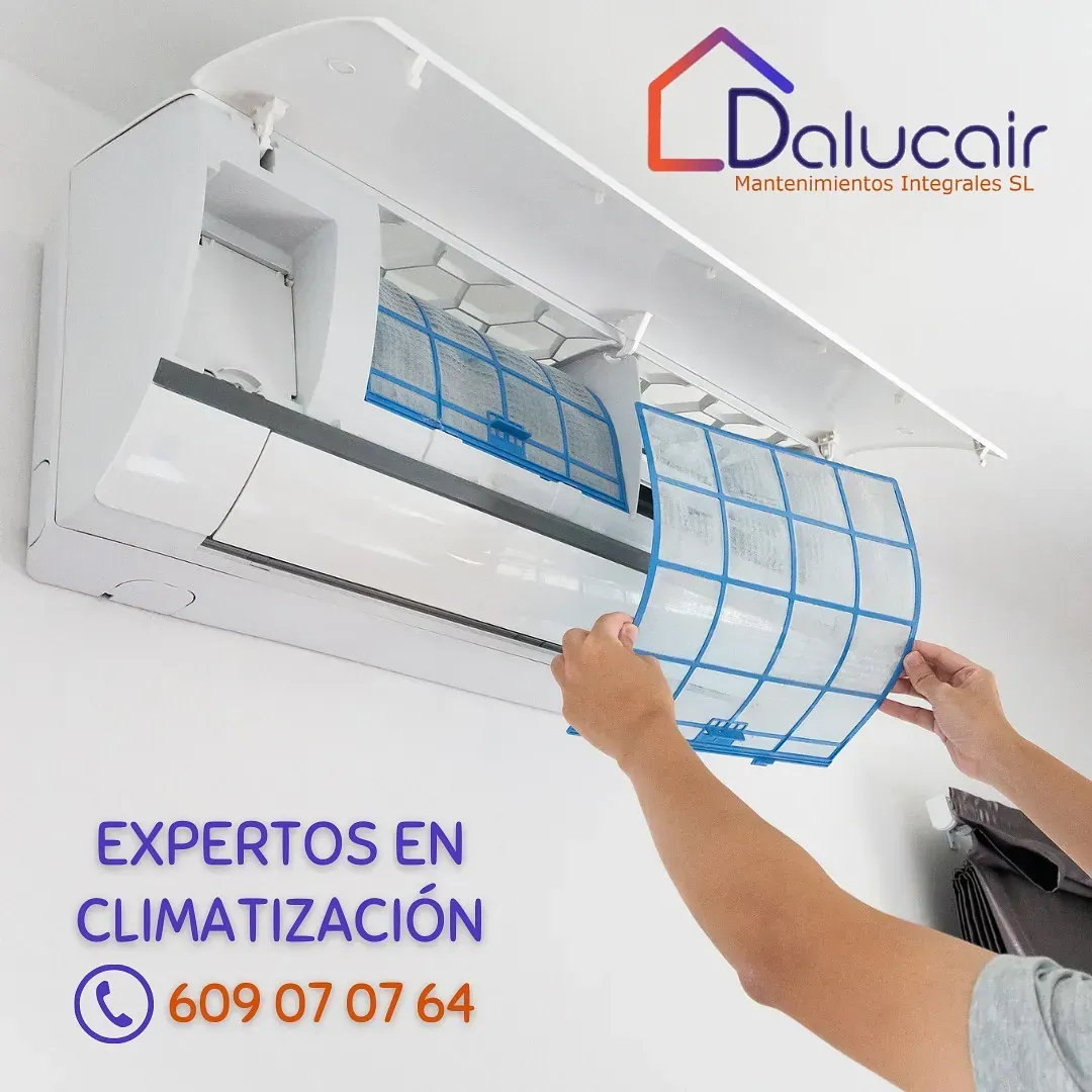 Una persona está limpiando un aire acondicionado con el número 609 07 07 64 en la parte inferior.