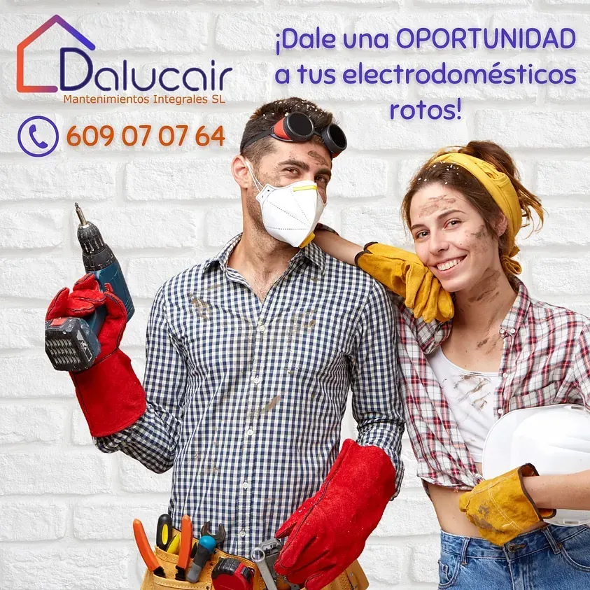 Un hombre y una mujer con máscaras y guantes están de pie uno al lado del otro.