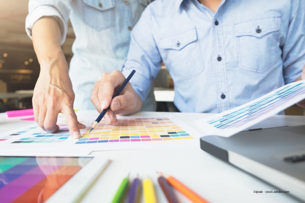 Eine Person erhält Beratung zur Bestattungsvorsorge in Roth.