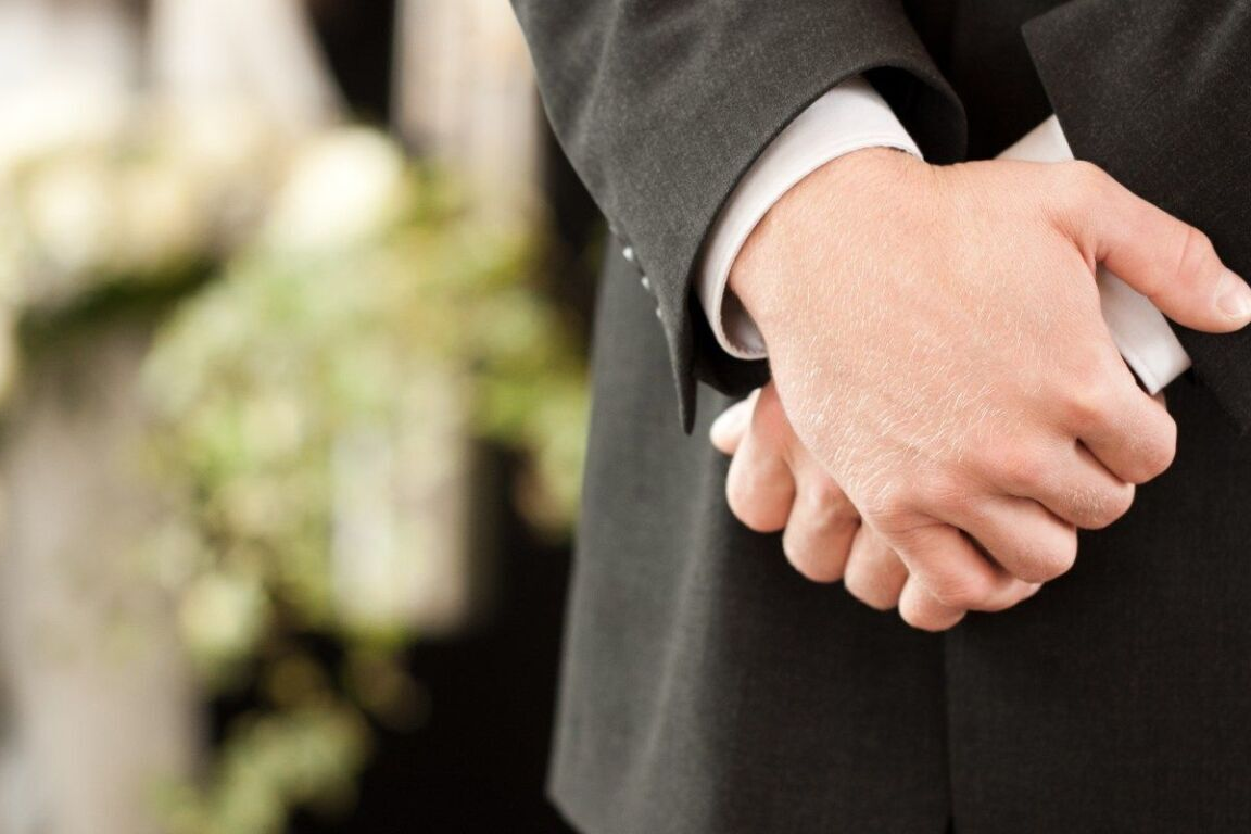 Eine Familie wird bei der Beerdigung ihres Angehörigen beraten.