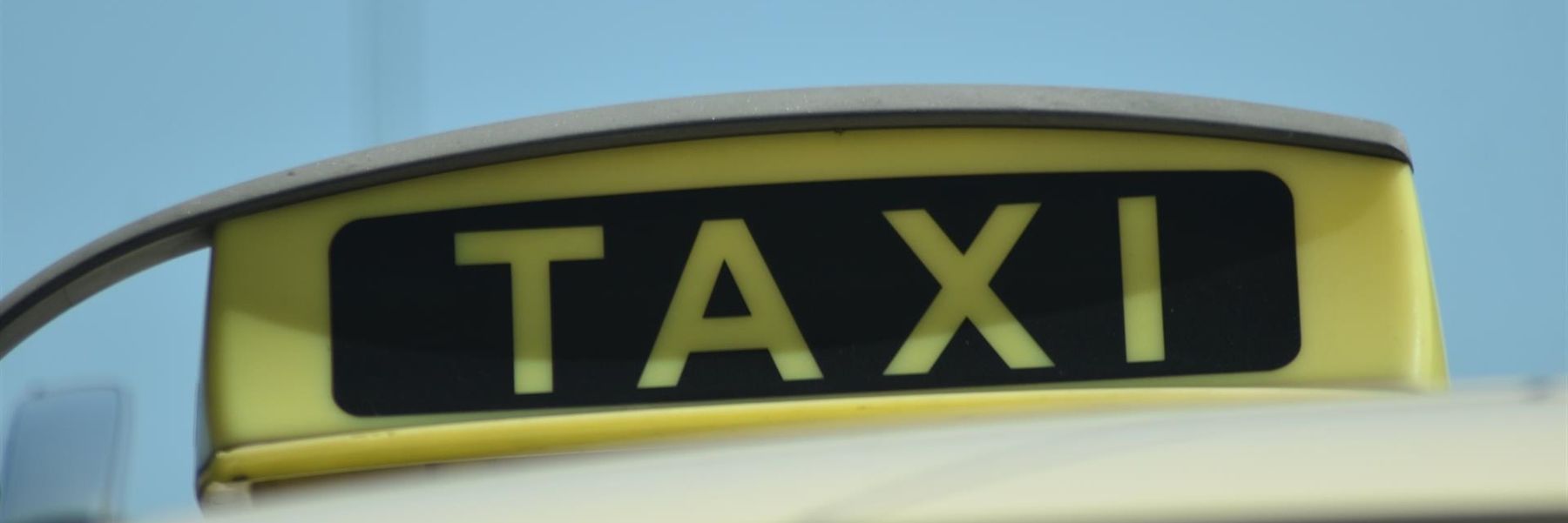 Eine Nahaufnahme von einem Taxischild auf einem Fahrzeug