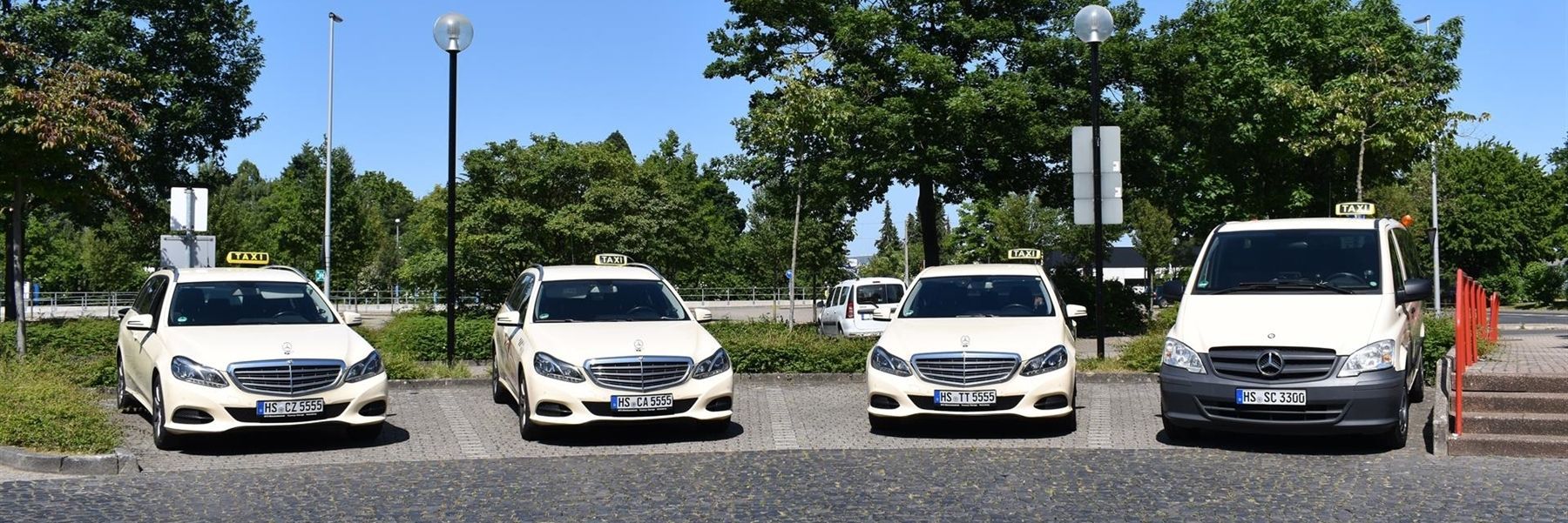 Eine Reihe weißer Autos steht auf einem Parkplatz