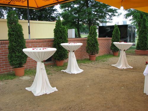 Stehtische in einem Biergarten