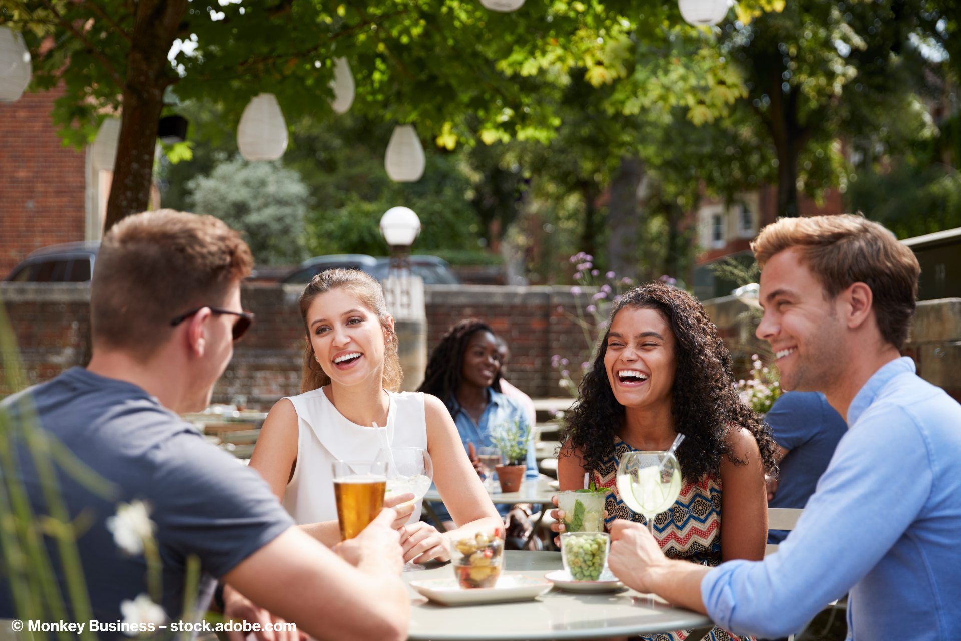 Menschen in einem Biergarten