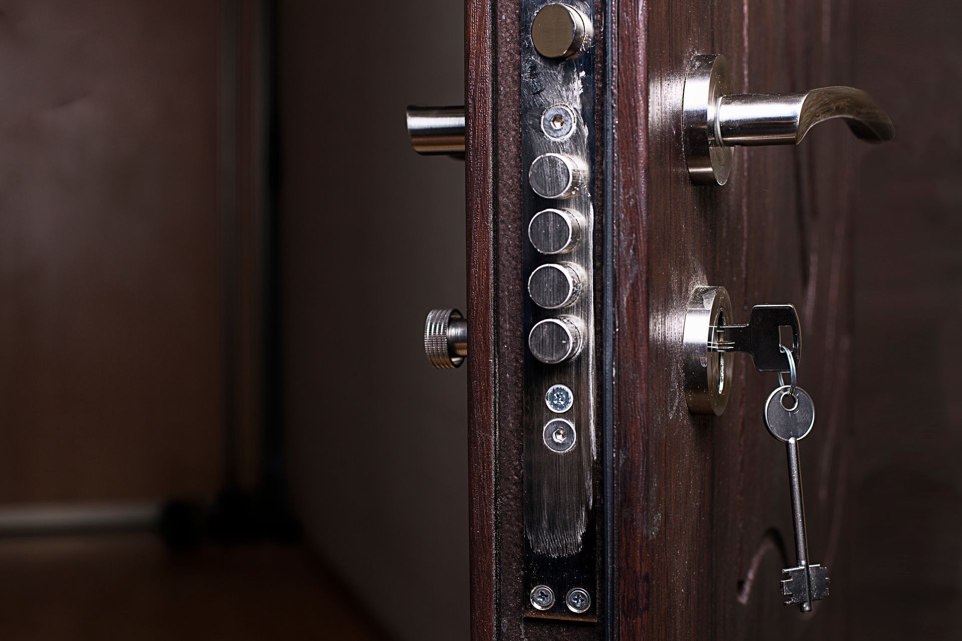 Zoom sur la serrure d'une porte blindée