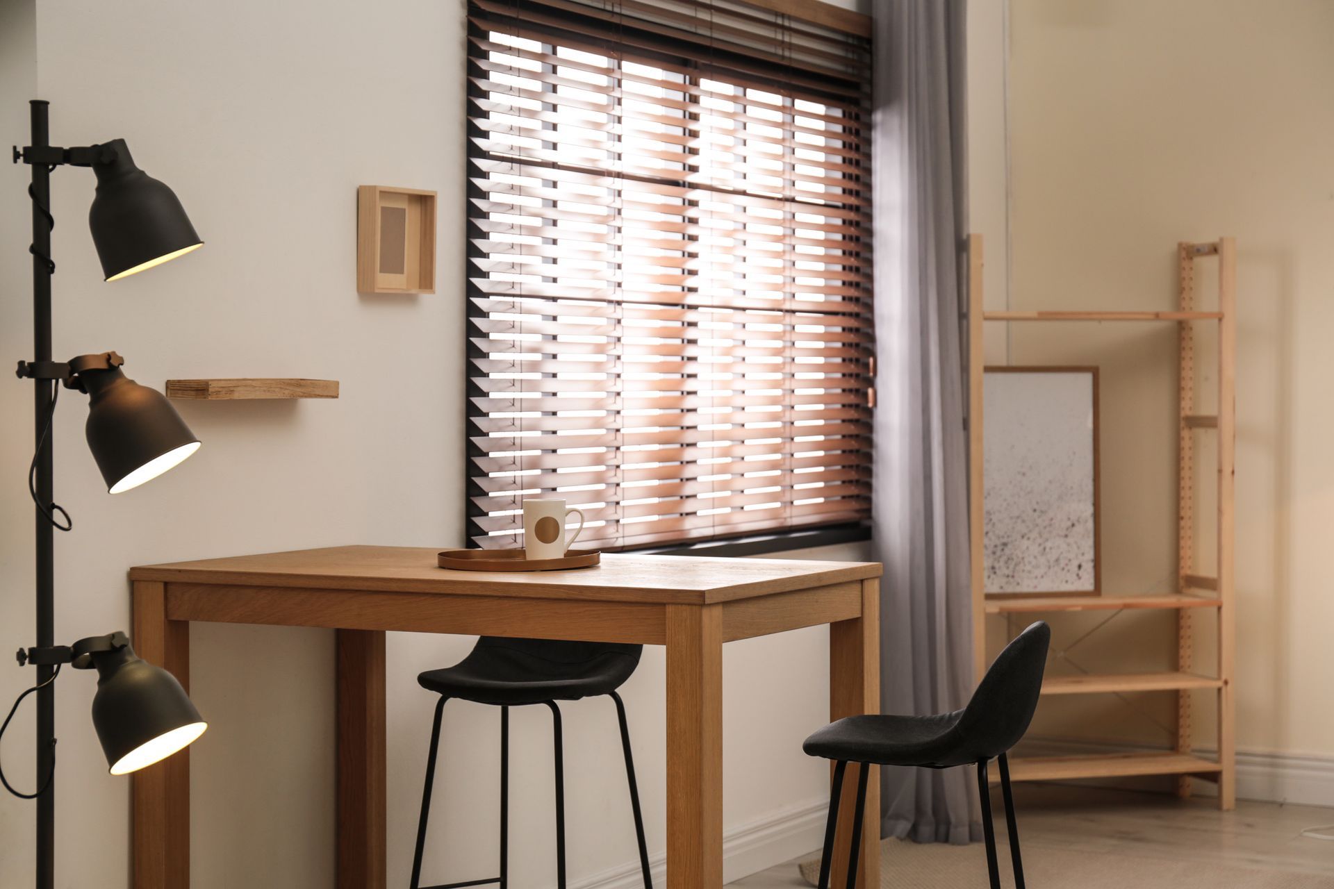 Brise-soleil orientable dans une cuisine