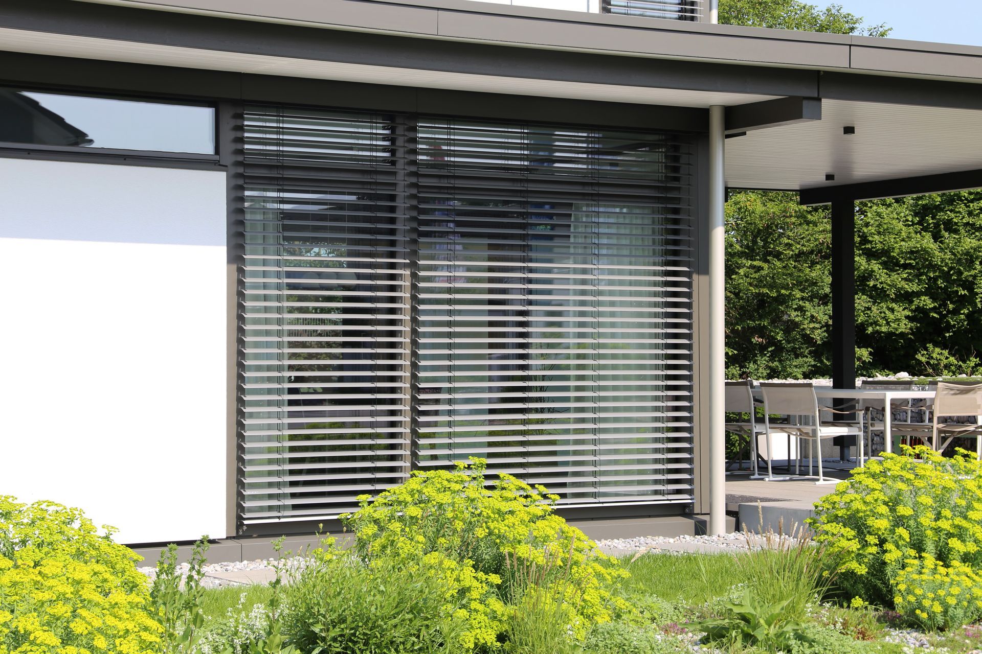 Brise-soleil en aluminium dans maison contemporaine
