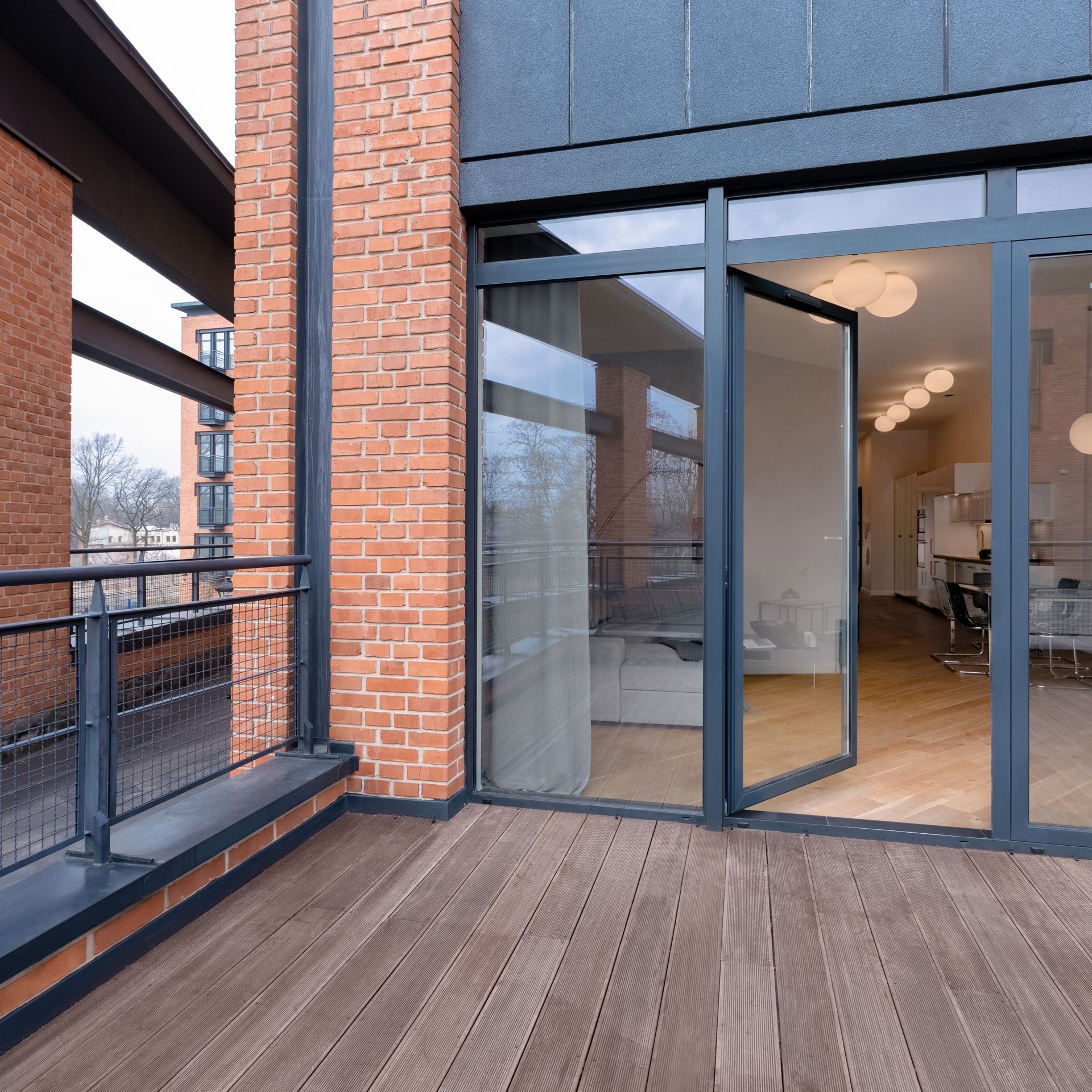 Porte-fenêtre d'un loft donnant sur balcon