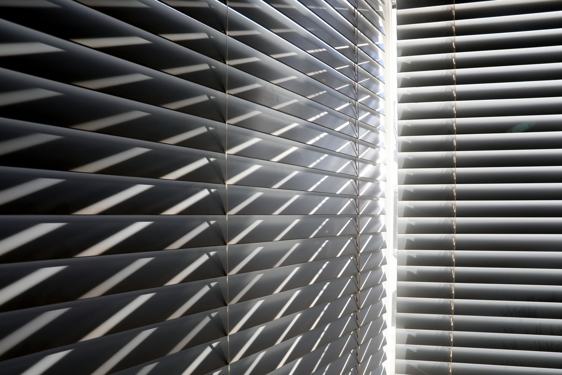 Zoom sur des lames d'un brise-soleil en aluminium