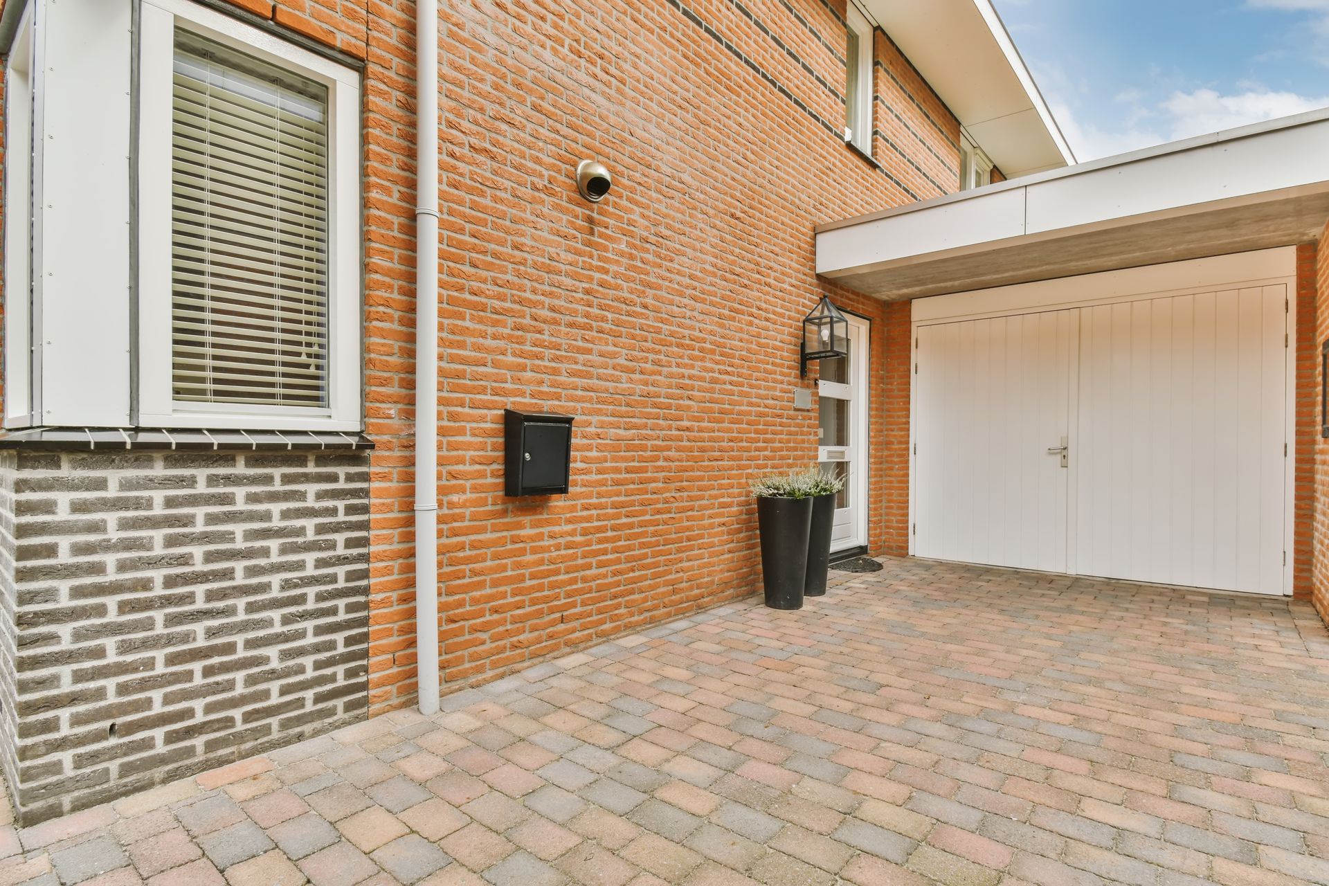 Portes battantes blanches de garage en aluminium