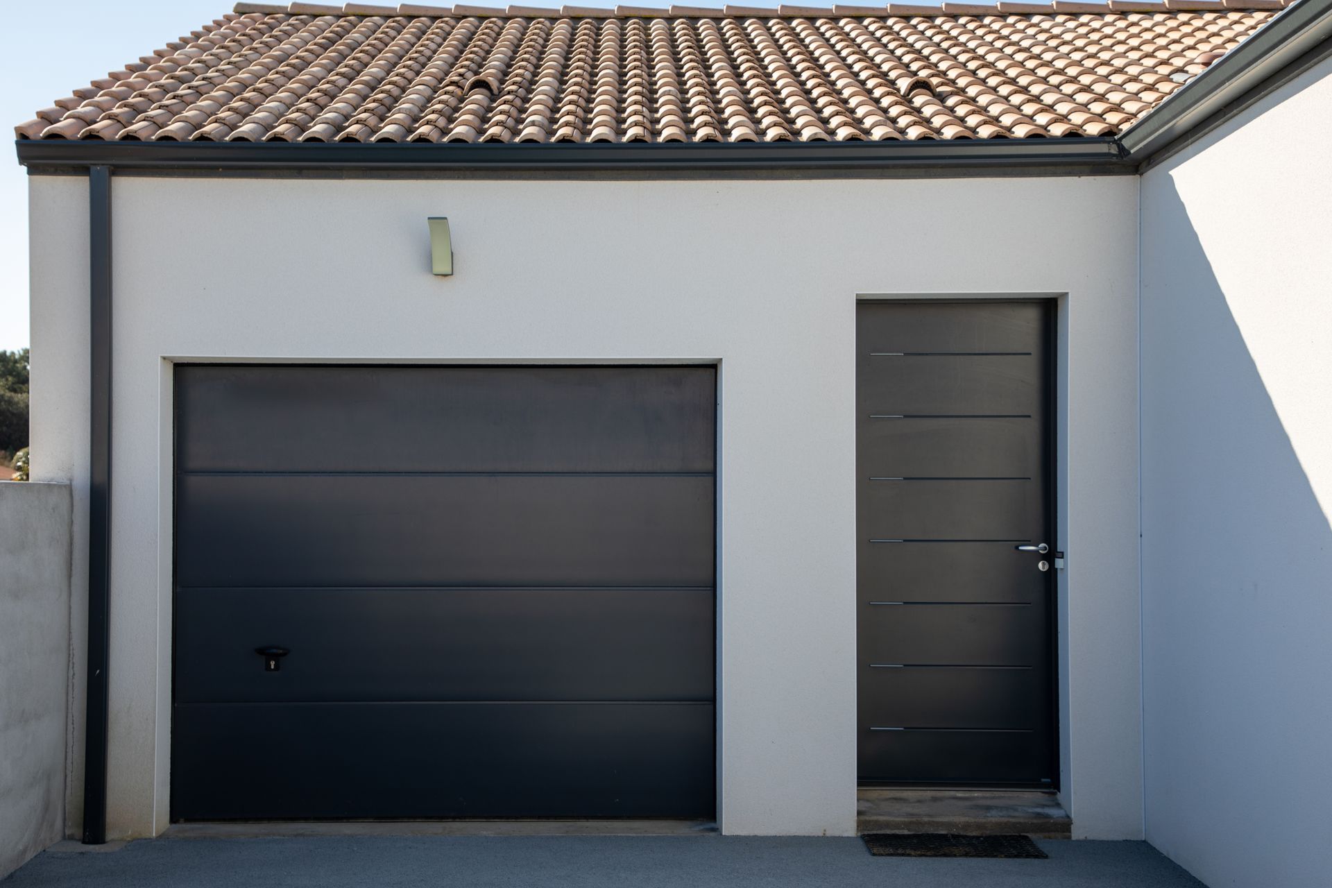 Porte de garage et porte d'entrée en aluminium