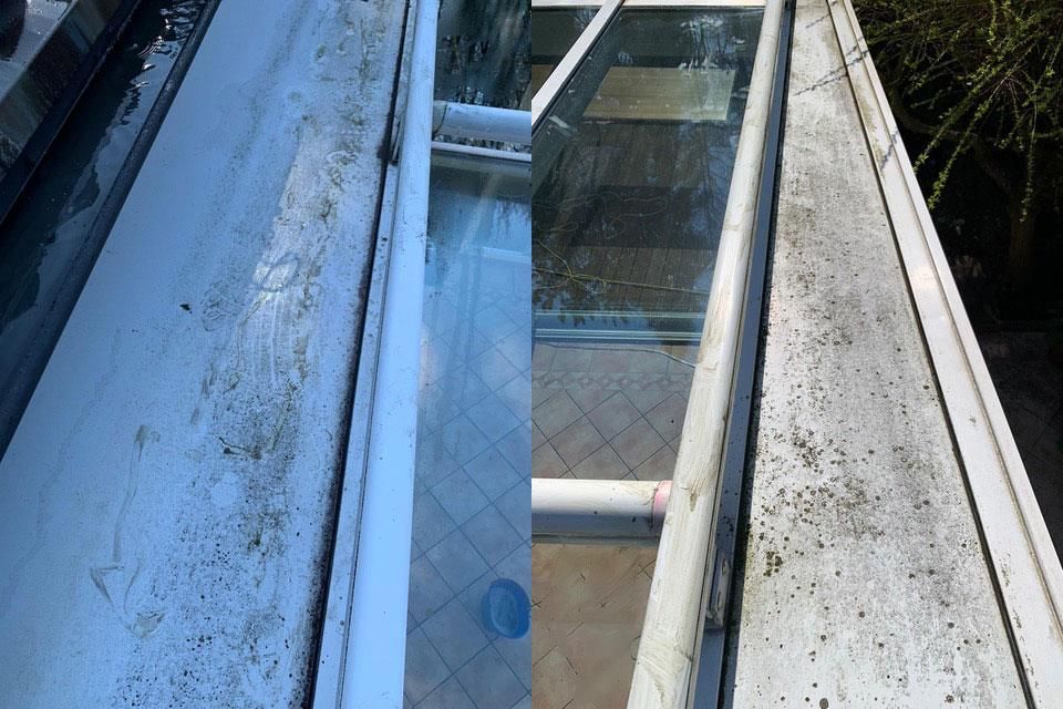 Zwei Ansichten einer schmutzigen, weißen Dachrinne neben einem Fenster; eine Seite wird gereinigt.