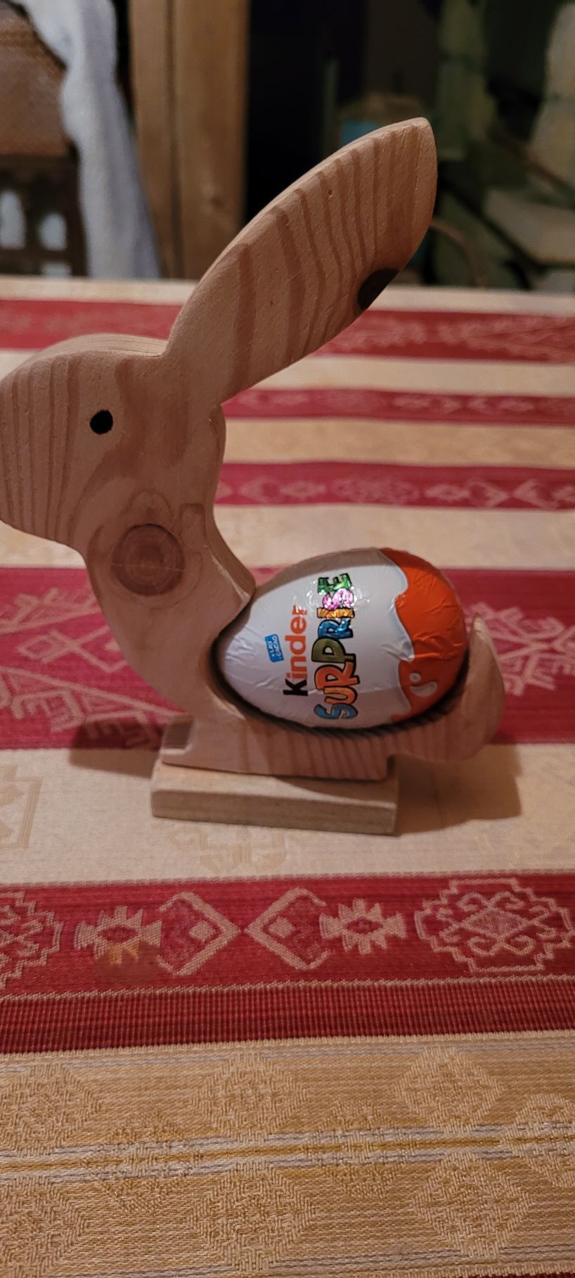Lapin en bois avec un Kinder au milieu