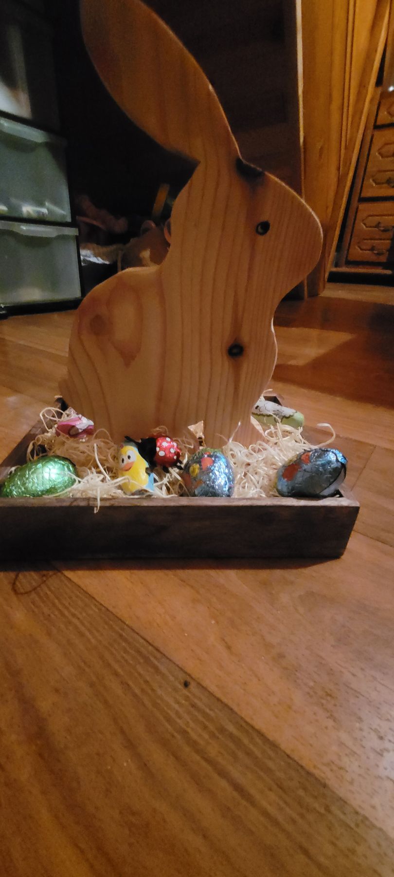 Lapin en bois avec des œufs de Pâques