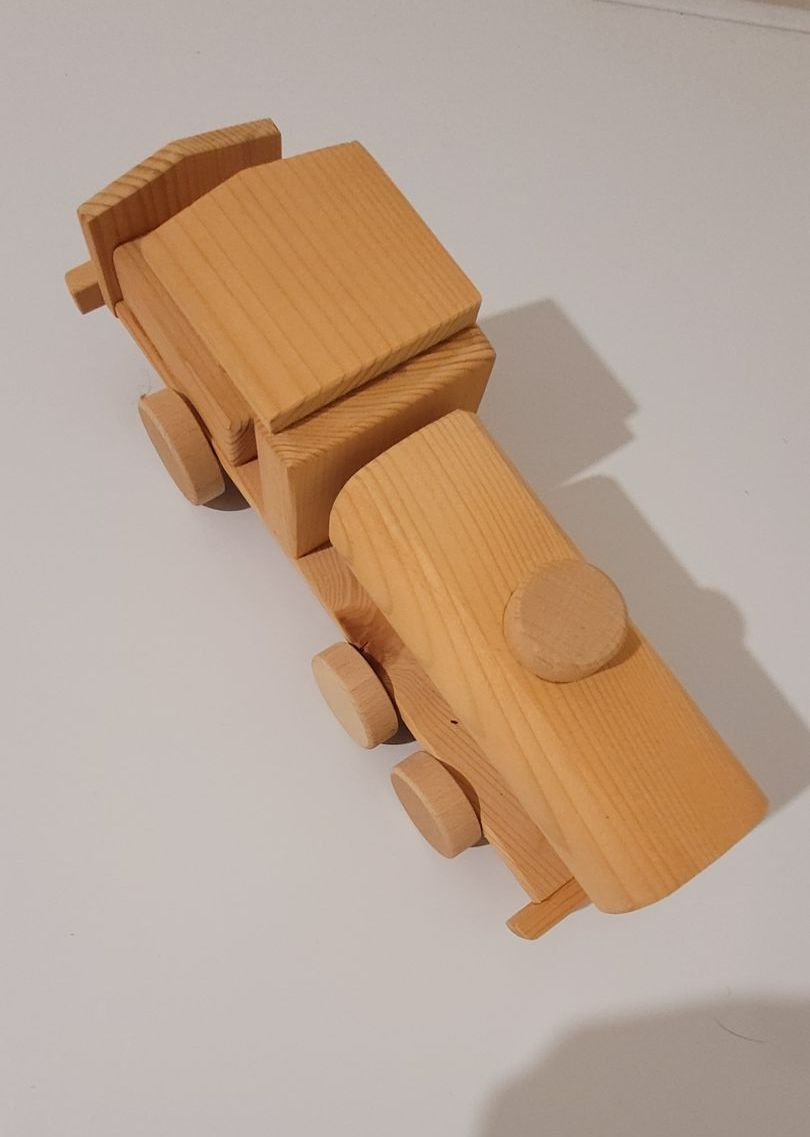 Camion citerne en bois