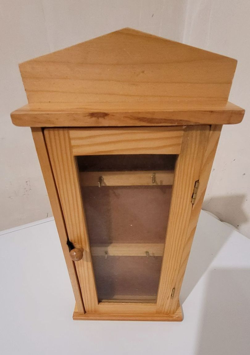 Petite armoire en bois
