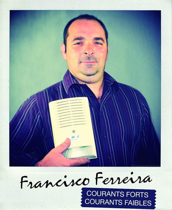 Homme tenant une boîte de café, étiquetée Francisco Ferreira avec Courants Forts, Courants Faibles en dessous.