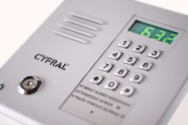 Clavier d'interphone Cyfral blanc avec affichage vert et serrure métallique
