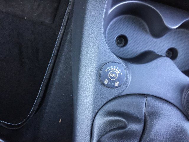 Un coche blanco con matrícula que dice 6619 krx