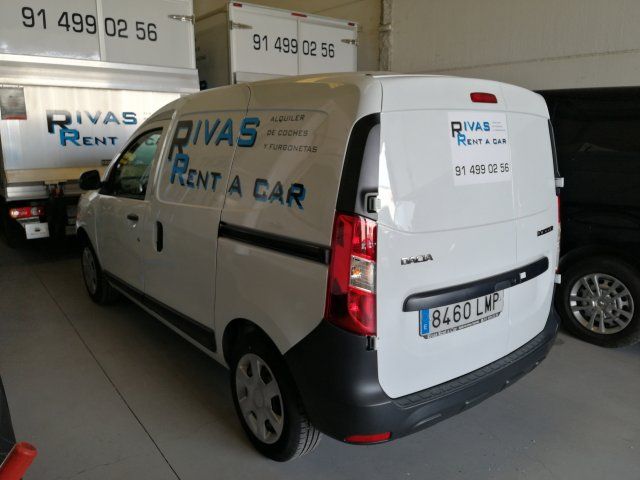 Una camioneta blanca que dice Rivas Rent a Car.