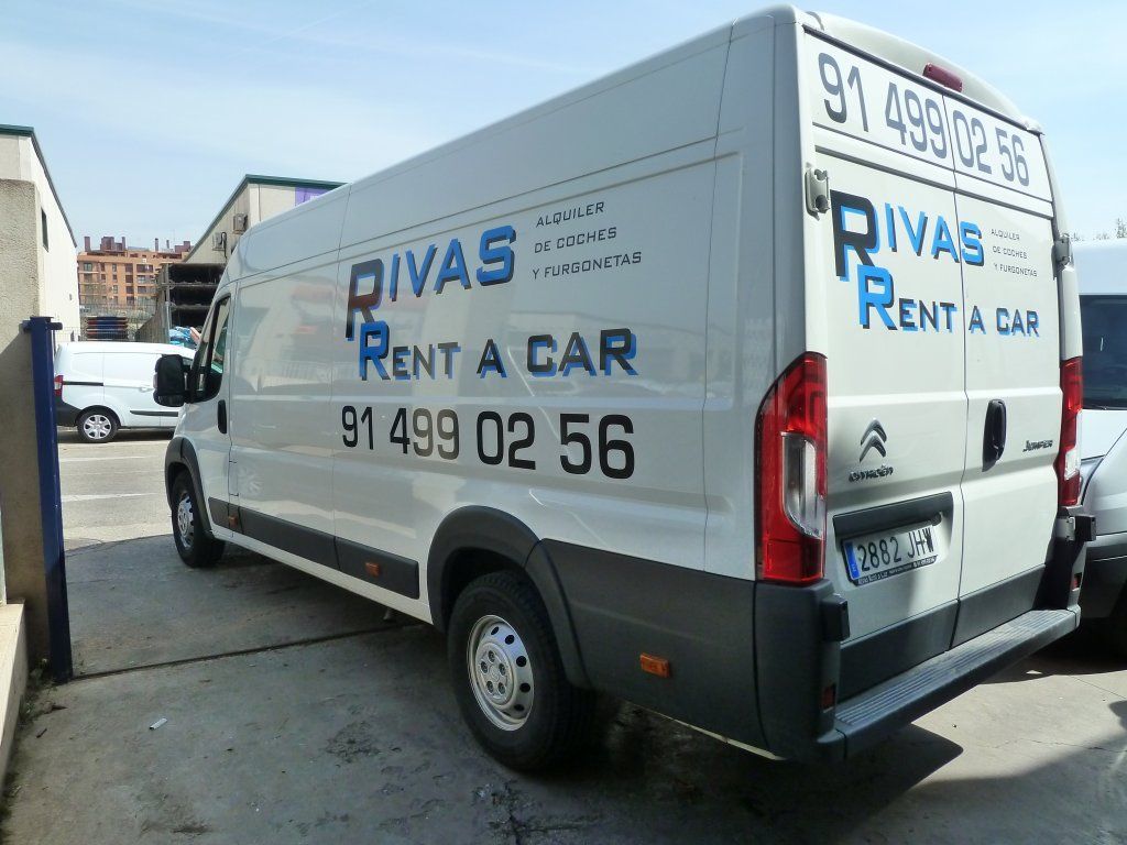 Una camioneta blanca que dice Rivas Rent a Car.