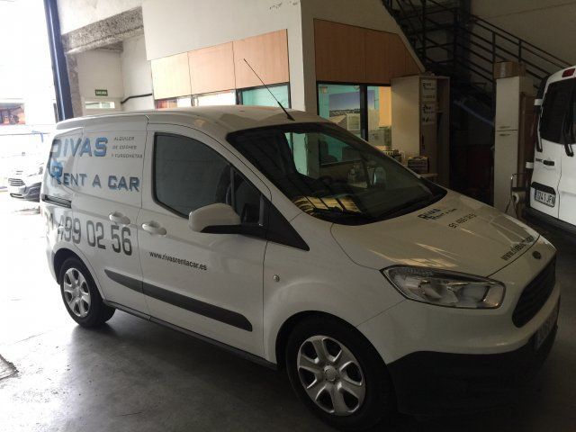 Una camioneta blanca que dice 