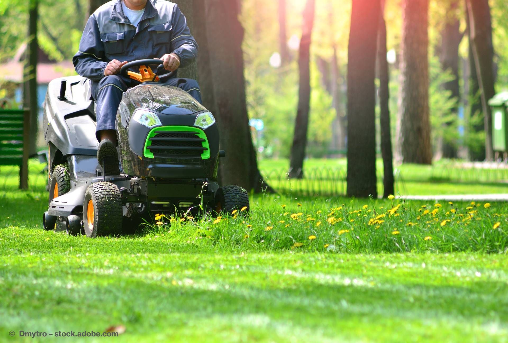 Aufsitz-Mähroboter zum Rasenmähen in einer Grünanlage