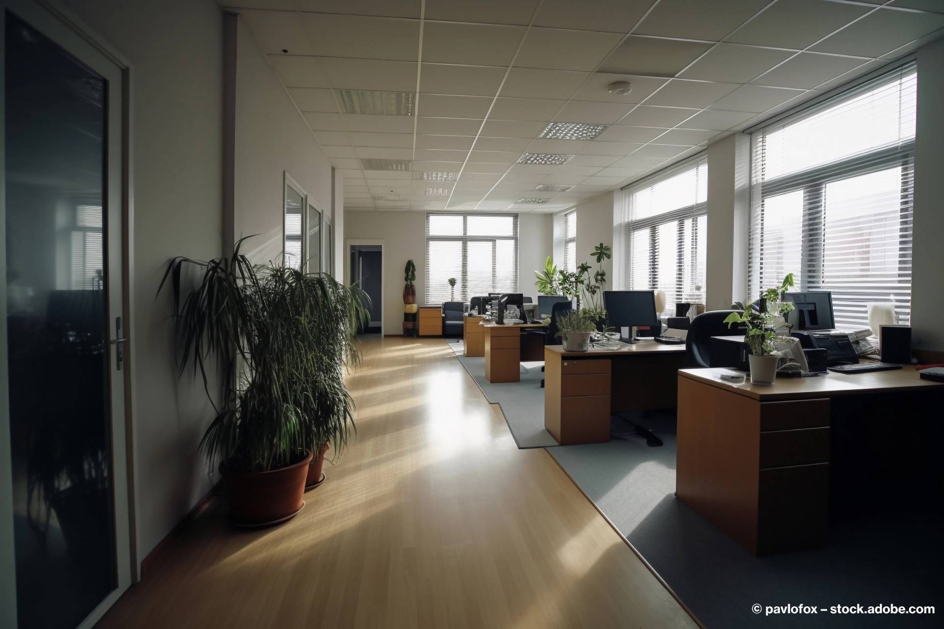 Saubere Bürofläche nach der Reinigung nach Feierabend