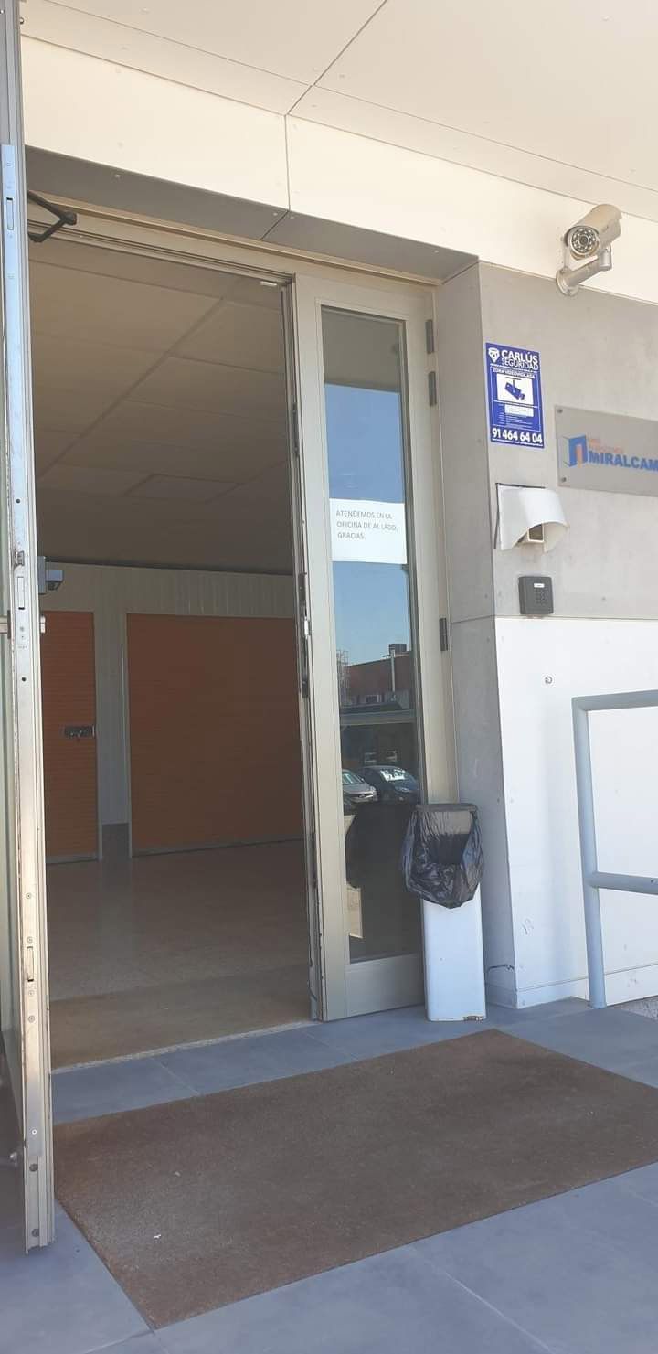 La puerta está abierta y hay una alfombra en el suelo delante de ella.