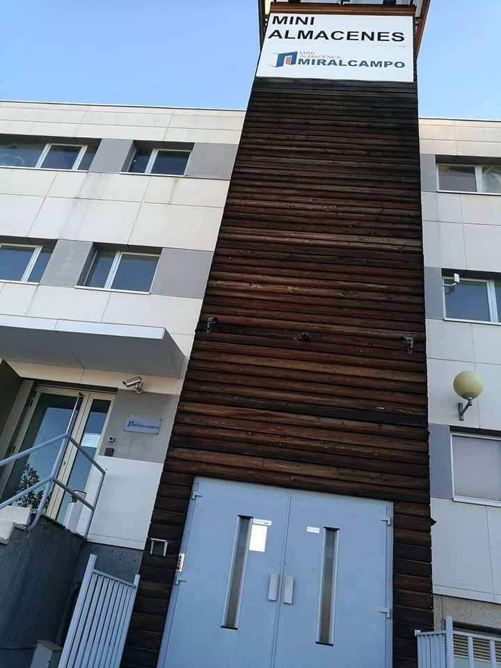 Un edificio con un cartel que dice mini almacenes